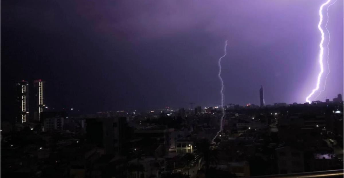 Απίστευτο βίντεο: Κεραυνός σκάει μέσα σε γειτονιά της Λεμεσού