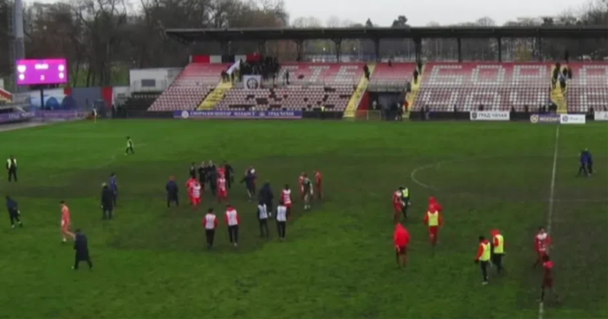 Σοκ στη Σερβία: Οπαδοί εισέβαλαν στα αποδυτήρια και απείλησαν παίκτες με όπλα