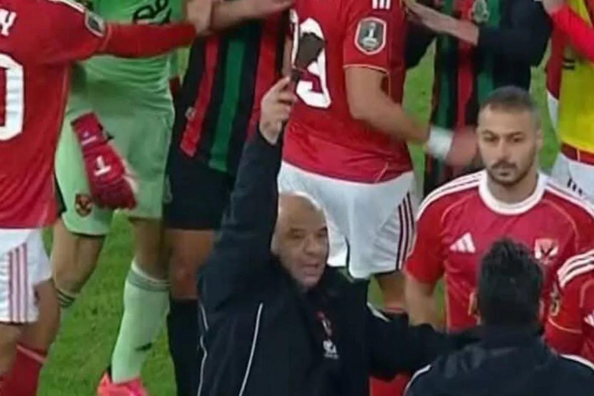 Απίστευτο σκηνικό: Οπαδός έριξε κοφτερό μαχαίρι στον αγωνιστικό χώρο (ΒΙΝΤΕΟ)