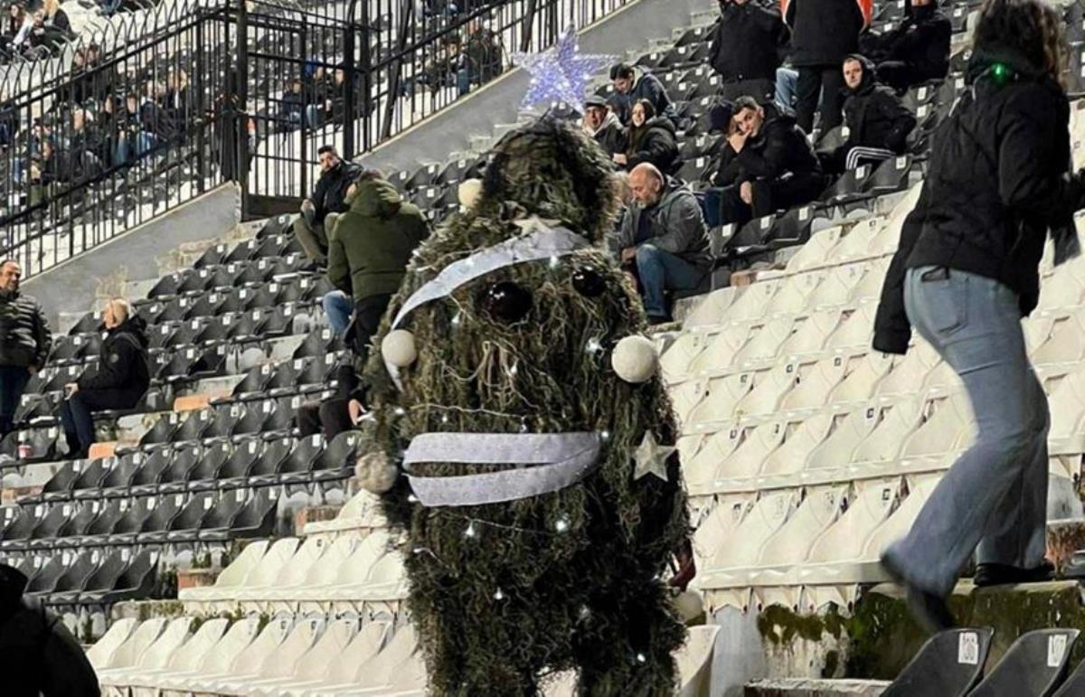 Οπαδός του ΠΑΟΚ ντύθηκε Χριστουγεννιάτικο δέντρο στην Τούμπα