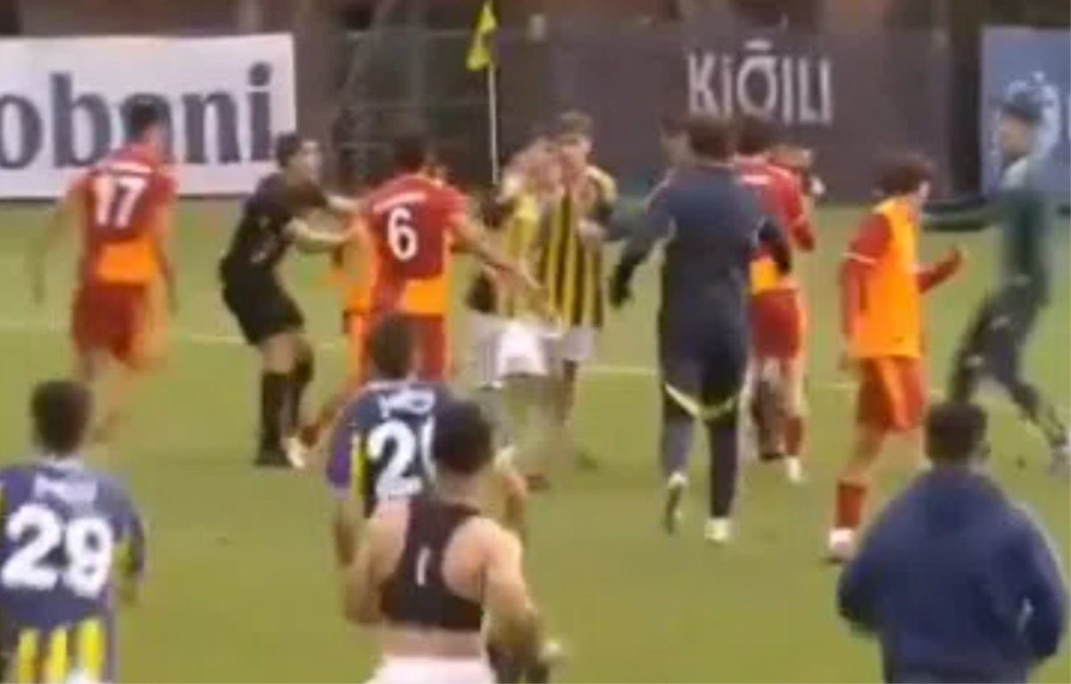 Σκηνές χάους και απίστευτο ξύλο στο Φενέρμπαχτσέ – Γαλατασαράι!