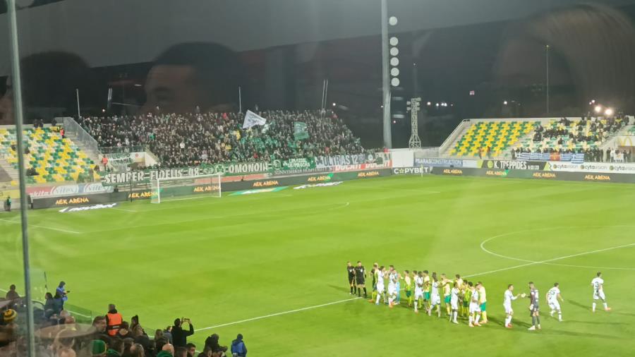 Ξεκίνησε το ντέρμπι με αρκετά λεπτά καθυστέρηση – Αποθεώθηκαν οι παίκτες των δύο ομάδων (ΦΩΤΟΓΡΑΦΙΕΣ)