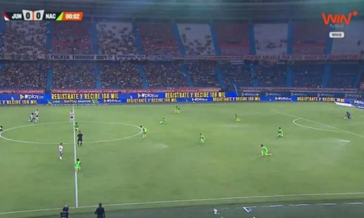 Ποδοσφαιριστές ξάπλωσαν στον αγωνιστικό χώρο ζητώντας καλύτερες συνθήκες εργασίας