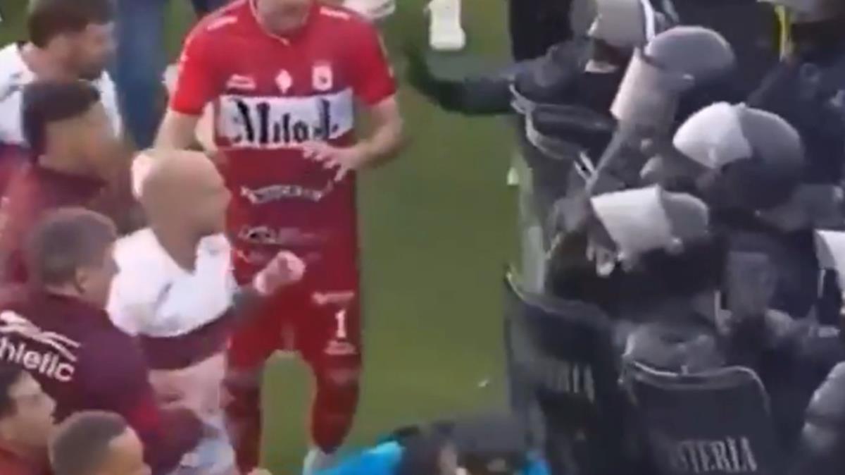 Σοκαριστικές εικόνες στην Αργεντινή: Αστυνομικοί χτυπούν ποδοσφαιριστές και τους ψεκάζουν με σπρέι πιπεριού! (ΒΙΝΤΕΟ)