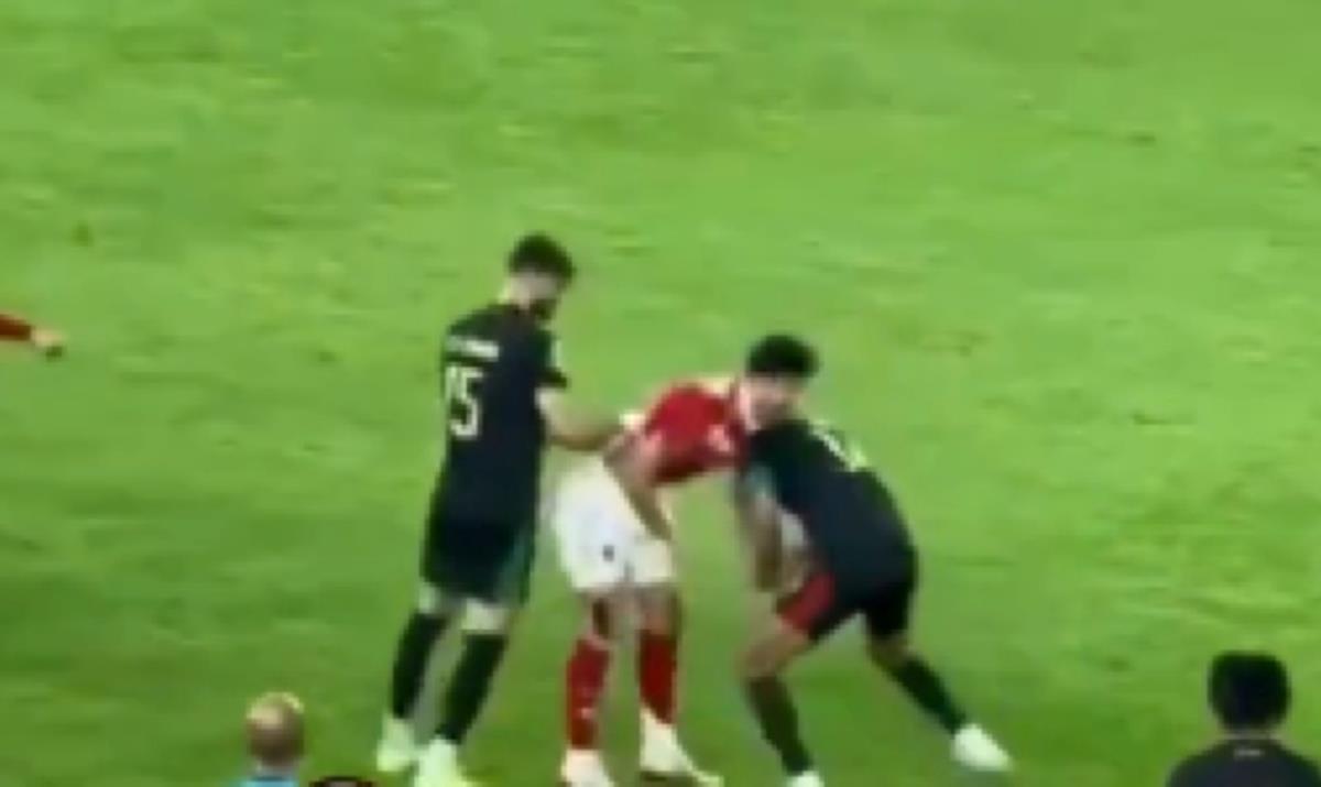 Απίστευτο συμβάν στο Champions League Αφρικής: Επίθεση με… μαχαίρι στον Τρεζεγκέ! (ΒΙΝΤΕΟ)