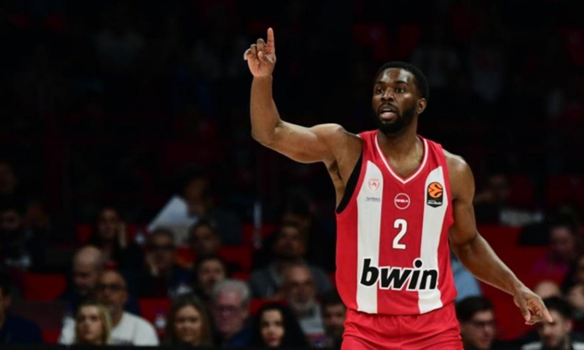 Οι παγωμένες αντιδράσεις στον τραυματισμό του Έβανς στην παρακάμερα του Ολυμπιακού από τη νίκη με τη Ζάλγκιρις (ΒΙΝΤΕΟ)