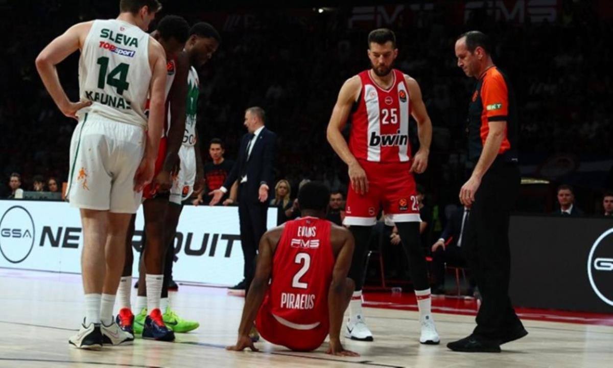 «Δεν είναι δυνατόν, δεν είναι δυνατόν»: Τα ‘χασε ο Γάλλος σπίκερ με τον τραυματισμό του Κίναν Έβανς (ΒΙΝΤΕΟ)