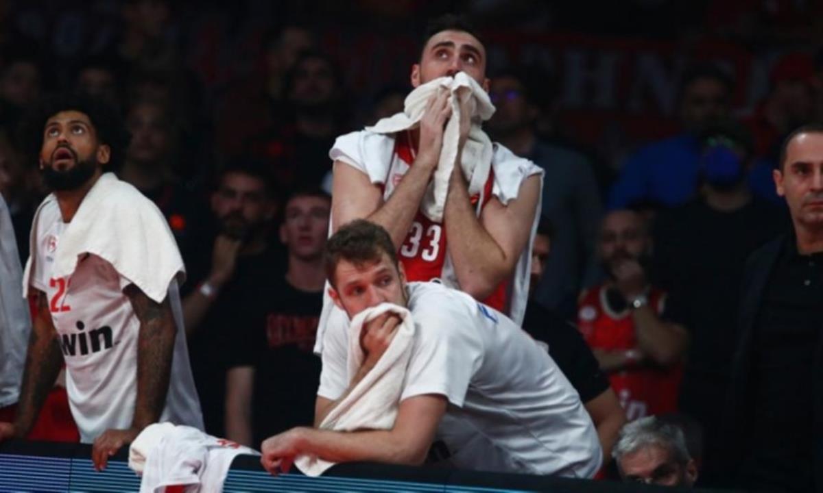 Τα σοκαρισμένα πρόσωπα των παικτών του Ολυμπιακού μετά τον τραυματισμό του Έβανς