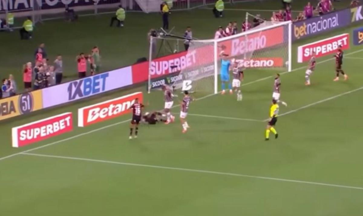 Η φάση που έχει ξεσηκώσει αντιδράσεις: Είναι ή δεν είναι πέναλτι; (BINTEO)