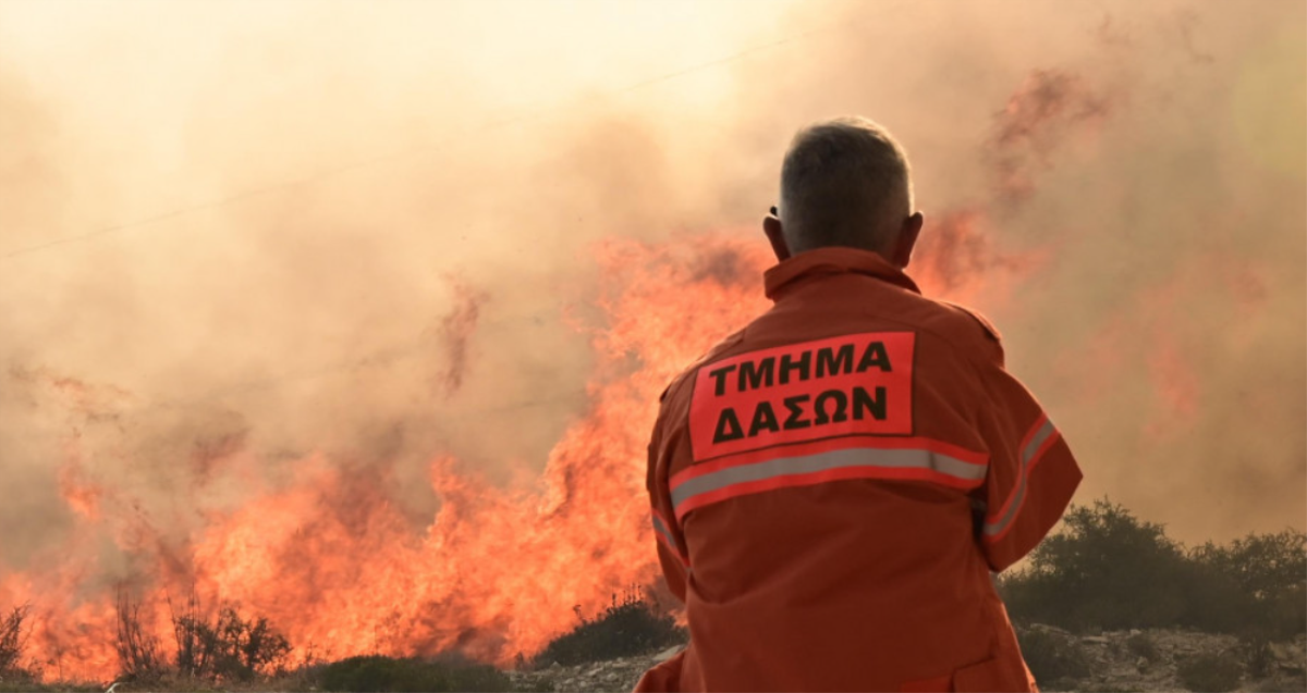 VIDEO – Πύρινη κόλαση: Νέο ανεξέλεγκτο μέτωπο φωτιάς σε αυτή την περιοχή – Πιθανή εκκένωση δυο κοινοτήτων