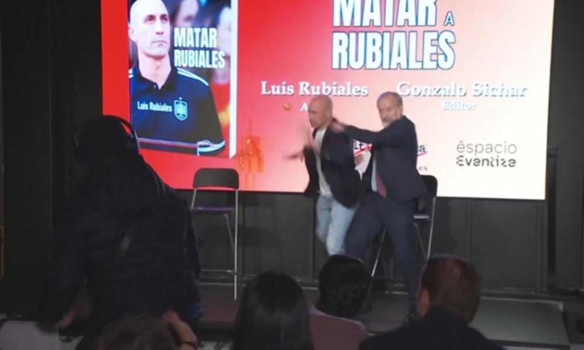 Ο Ρουμπιάλες δέχθηκε επίθεση με ΑΥΓΑ στην παρουσίαση του βιβλίου του που αφορά την ιστορία με την Ερμόσο! (ΒΙΝΤΕΟ)
