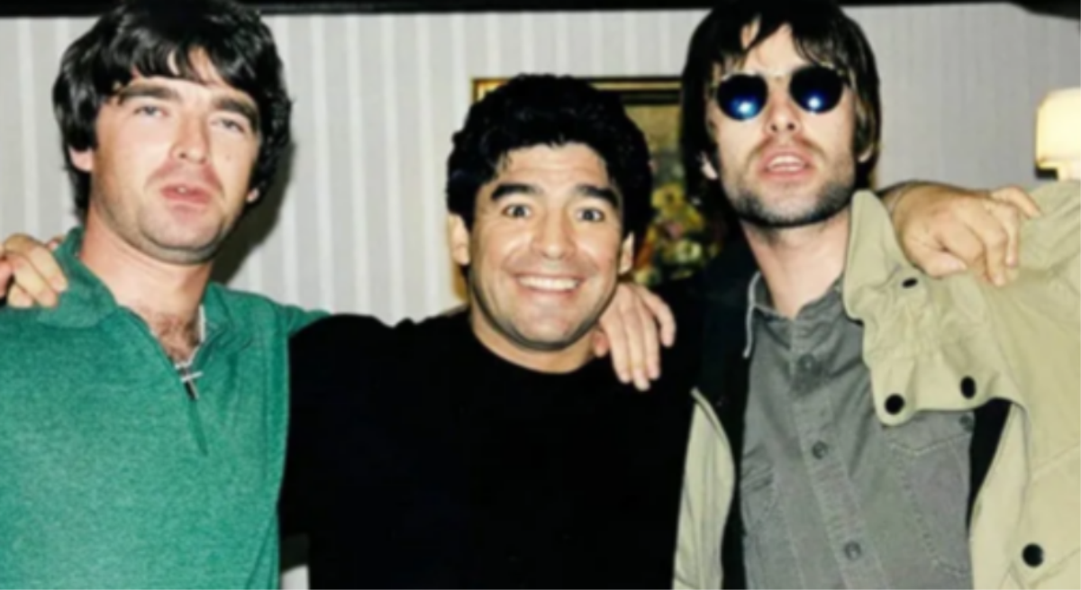 Μία… απρόσμενη συνάντηση: Όταν ο Μαραντόνα «απείλησε» τους Oasis σε μπαρ της Αργεντινής