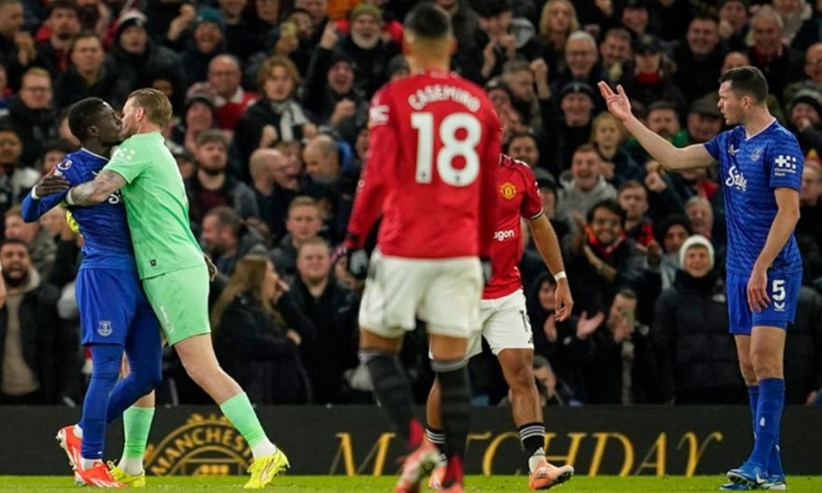 Το είδαμε και αυτό: Ο Ιντρίσα Γκουέι χτύπησε τον… συμπαίκτη του Μάικλ Κιν και αποβλήθηκε – Με 10 στο 13′ η Έβερτον!