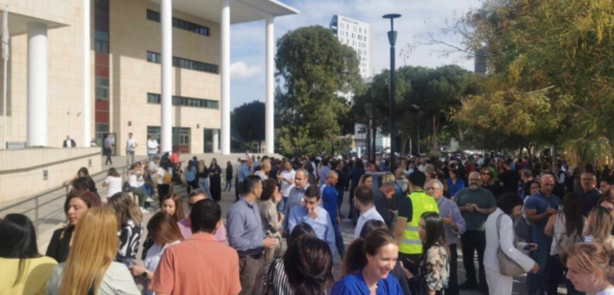 Βίντεο-σοκ από τη στιγμή του σεισμού στην Πάφο – Μαθητές και εργαζόμενοι βγήκαν στους δρόμους – Δείτε φωτογραφίες