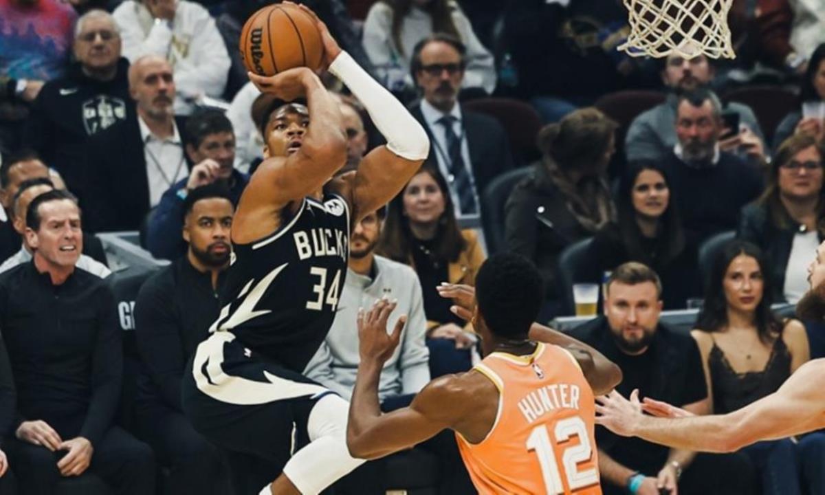 NBA: Τραυματίστηκε ο Γιάννης Αντετοκούνμπο, κατέρρευσαν οι Μπακς – Ασταμάτητοι Πίστονς και Θάντερ (ΑΠΟΤΕΛΕΣΜΑΤΑ – ΒΙΝΤΕΟ)