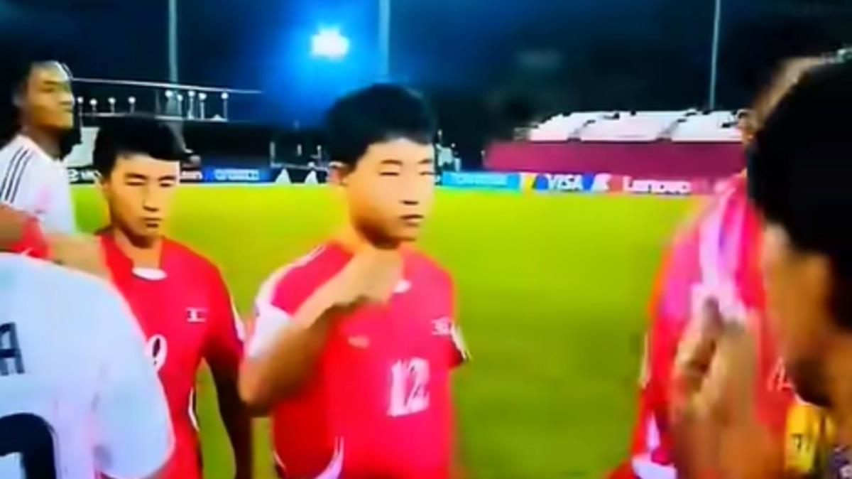 «Να παρέμβει η FIFA»: Η πρωτοφανής στιγμή στο Μουντιάλ U17 κατά την καθιερωμένη χειραψία των παικτών της Β. Κορέας και της Ιαπωνίας (ΒΙΝΤΕΟ)