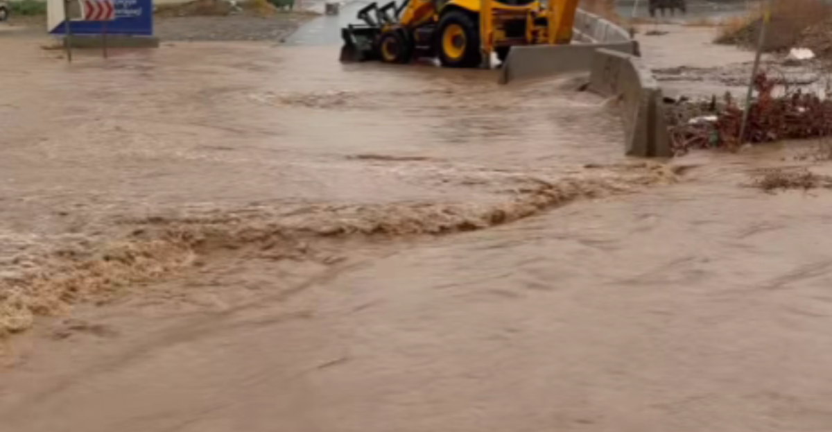 Χάος στη Λακατάμια: Είδαν τον ποταμό να κατεβαίνει στα σπίτια τους – Πλημμύρισαν υποστατικά, αυλές, δρόμοι – Βίντεο