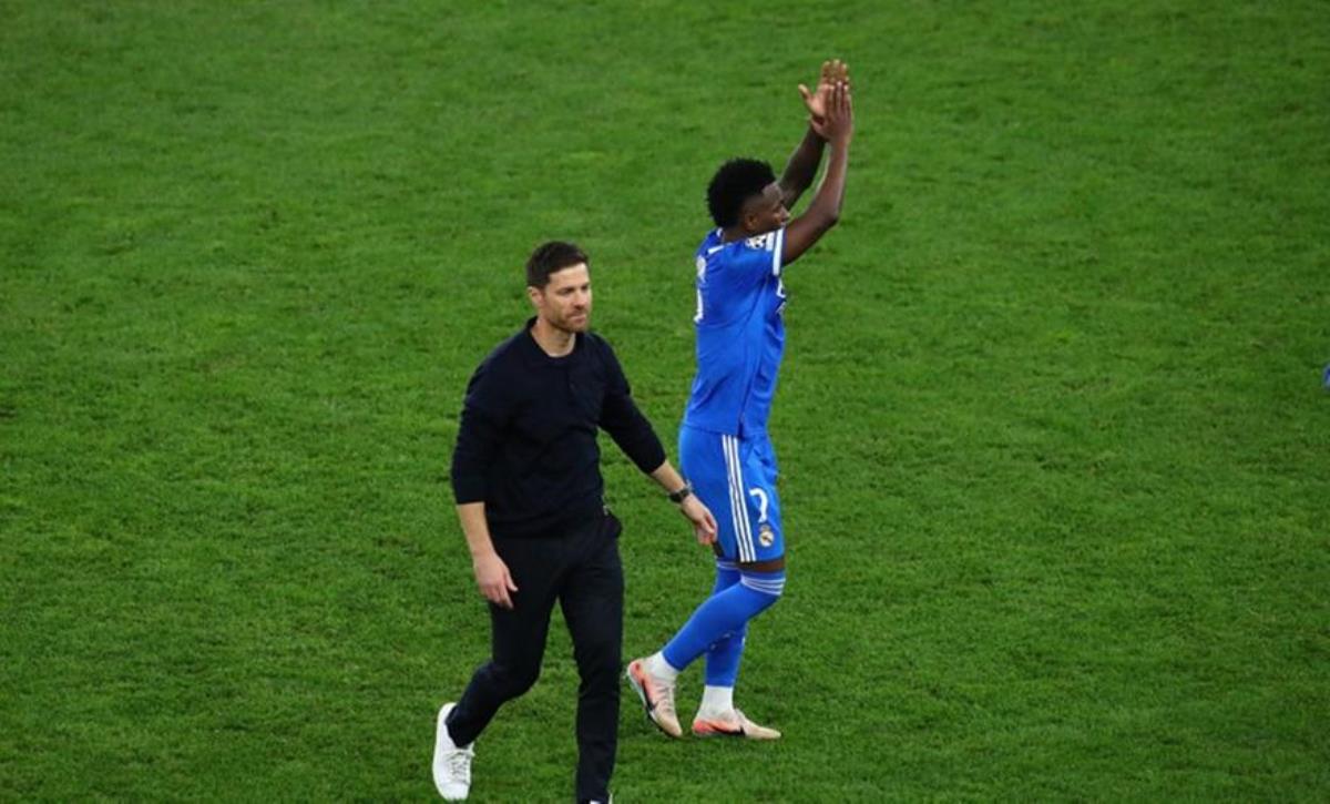 Τσάμπι Αλόνσο-Βινίσιους: Η ΚΙΝΗΣΗ στο «Καραϊσκάκης» που έσβησε την κόντρα τους – ΦΩΤΟΓΡΑΦΙΕΣ