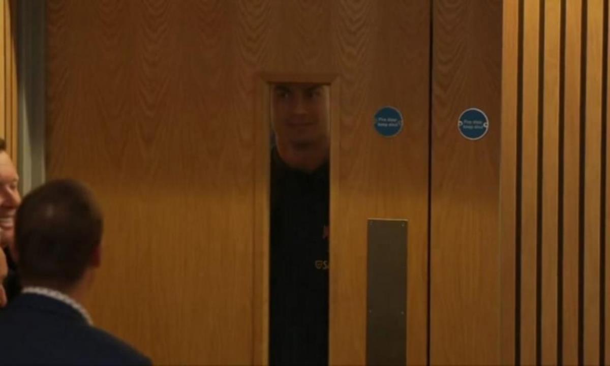 Ο Ρονάλντο… κρυφοκοίταξε στη συνέντευξη Τύπου και έγινε viral! (ΒΙΝΤΕΟ)