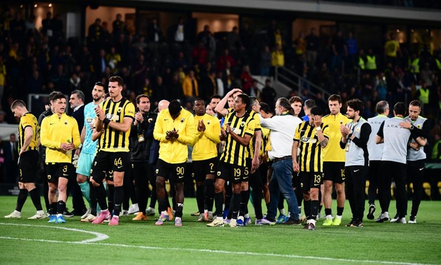 Τρομερές στιγμές στη Νέα Φιλαδέλφεια: Κόσμος και… Ράγιο αποθέωσαν την ΑΕΚ για τη συγκλονιστική προσπάθεια!