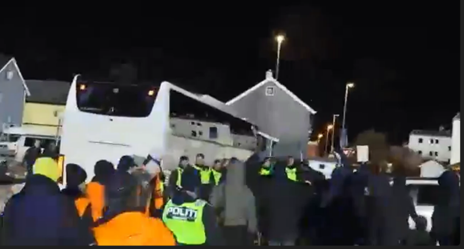 ΧΑΜΟΣ μετά την τριάρα - Οπαδοί την «έπεσαν» στους παίκτες στο πάρκινγκ (ΒΙΝΤΕΟ)