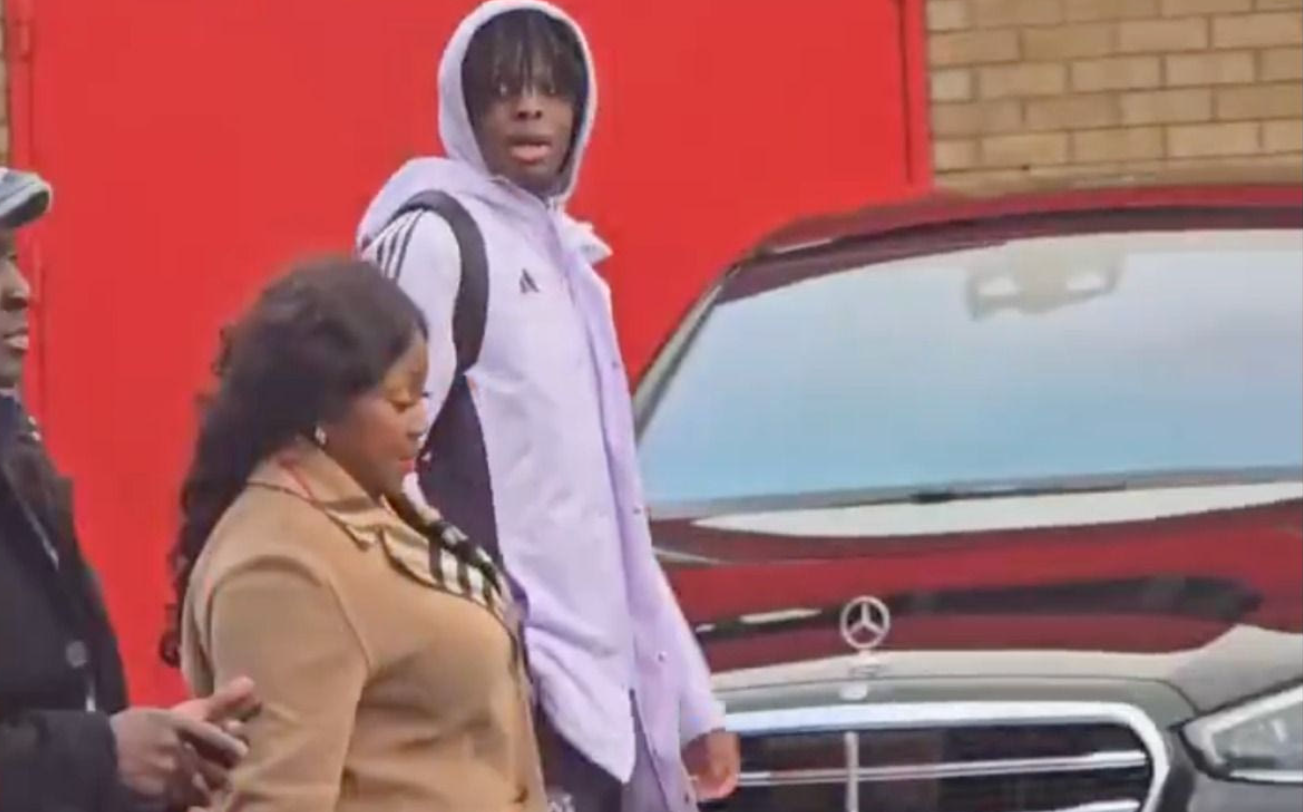 Η μαμά του Πάτρικ Ντόργκου “τον έβαλε στη θέση του” και έγινε η νέα αγαπημένη των οπαδών της Μάντσεστερ Γιουνάιτεντ