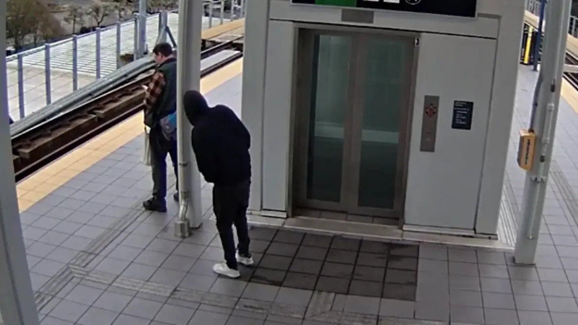 Άνδρας έσπρωξε επιβάτη στις ράγες λίγο πριν φτάσει το τρένο