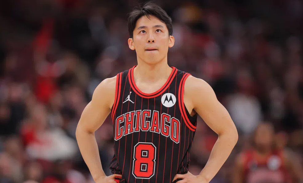 Ο πιο κοντός παίκτης στο NBA κερδίζει επτά φορές λιγότερα απ'ότι στην πατρίδα του