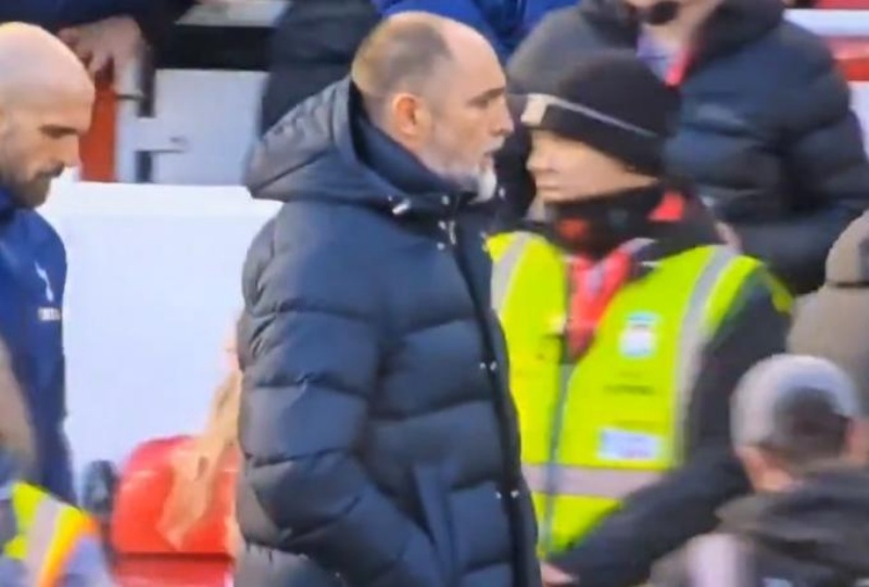 Δεν κόβει ούτε με βαλέ: Ο Τούντορ νόμιζε πως μέλος της ομάδας του είναι ο... Σλοτ και τον χαιρέτησε με σεβασμό! (ΒΙΝΤΕΟ)