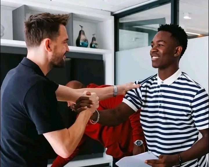 Ήρθε και υπέγραψε ο Ακάμπα!