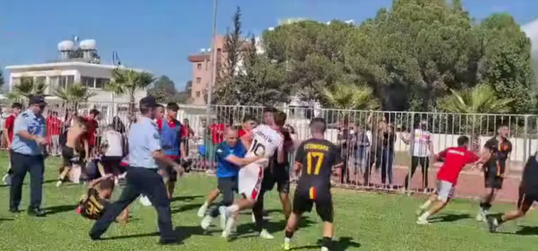 VIDEO: «Έπεσε» άγριο ξύλο στα κατεχόμενα – Ποδοσφαιριστές μετέτρεψαν τον αγωνιστικό χώρο σε… ρινγκ! VIDEO: «Έπεσε» άγριο ξύλο στα κατεχόμενα – Ποδοσφαιριστές μετέτρεψαν τον αγωνιστικό χώρο σε… ρινγκ!