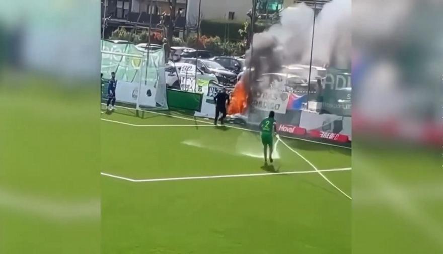Απρόοπτο εν ώρα αγώνα: Ξέσπασε φωτιά και την έσβησε ποδοσφαιριστής!