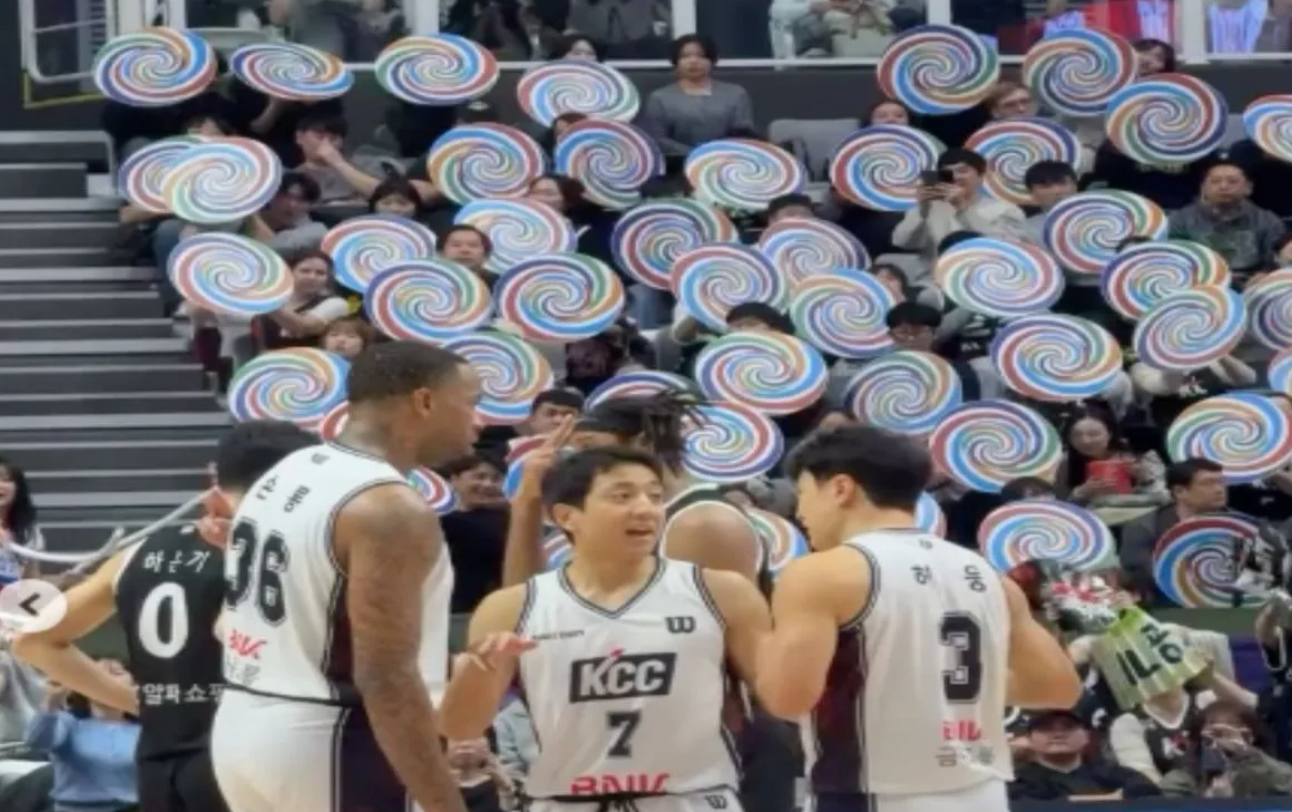 Ασυνήθιστη τακτική στην Κορέα: Οι οπαδοί ζάλισαν τον αντίπαλο με πλακάτ που στριφογυρίζουν