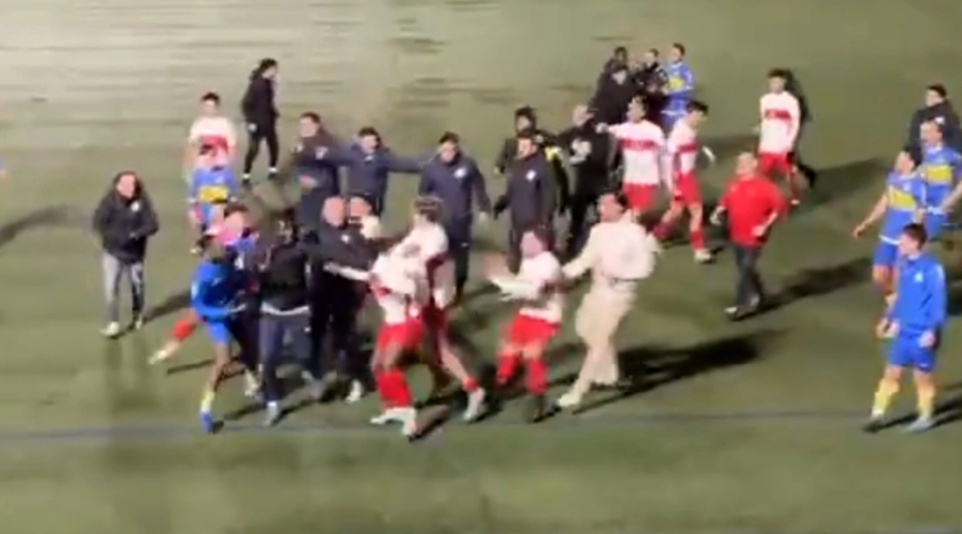  Χάος στο ντέρμπι του Μασνού: Ρίψεις αντικειμένων και μπουνιές πριν τη συγχώνευση των δύο ομάδων (BINTEO)