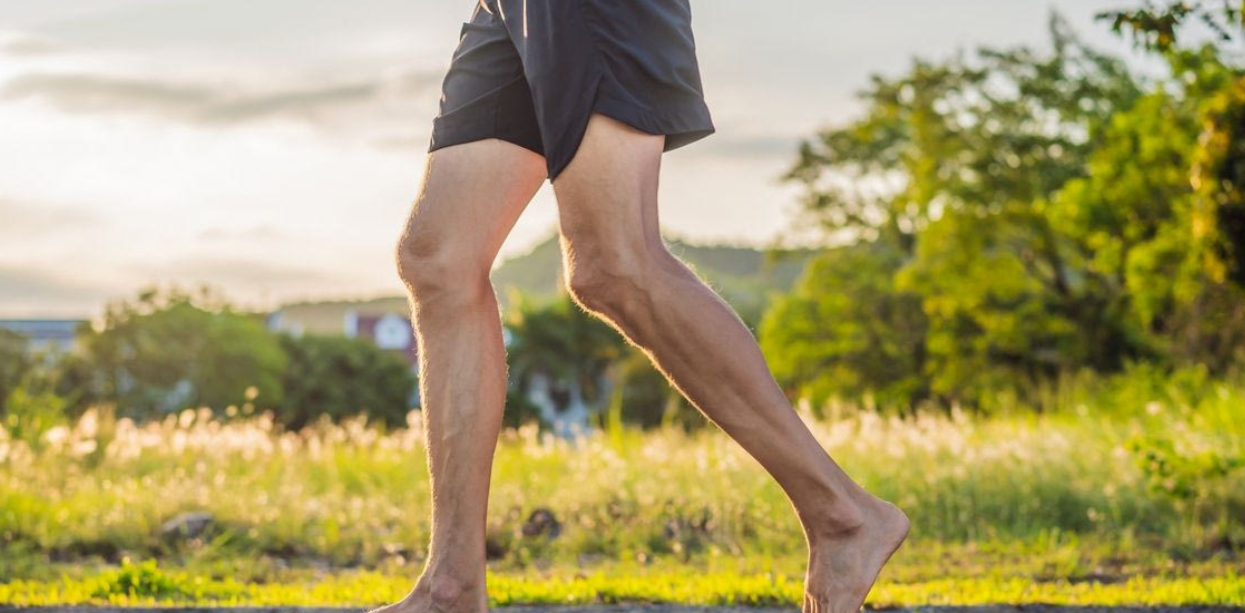 Τρέξιμο ξυπόλητος: Τελικά κάνει καλό ή κρύβει κινδύνους;