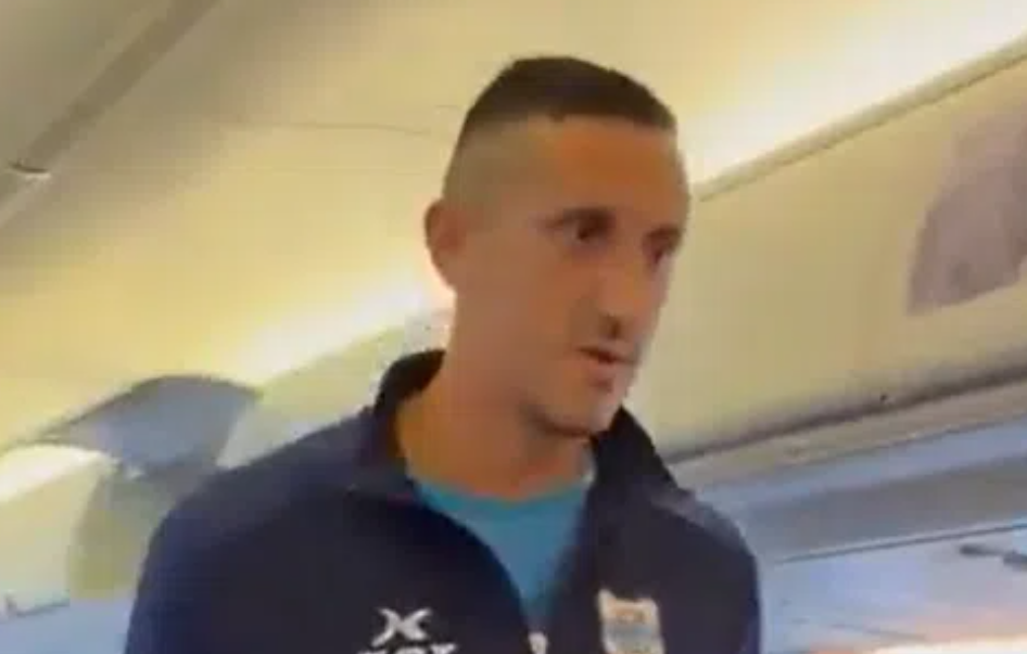  Αδιανόητο: Ποδοσφαιριστής φώναξε «βόμβα» σε αεροπλάνο και απομακρύνθηκε με χειροπέδες! (BINTEO)