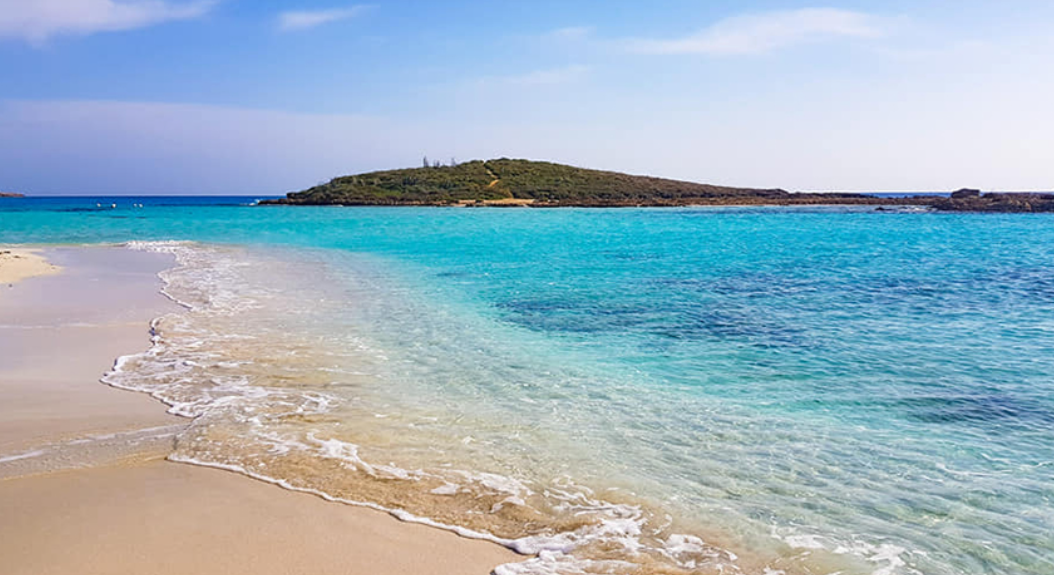 Τι κι αν έμειναν λίγες μέρες ως τα Χριστούγεννα, το Nissi Beach γεμίζει από λουόμενους – Δείτε βίντεο