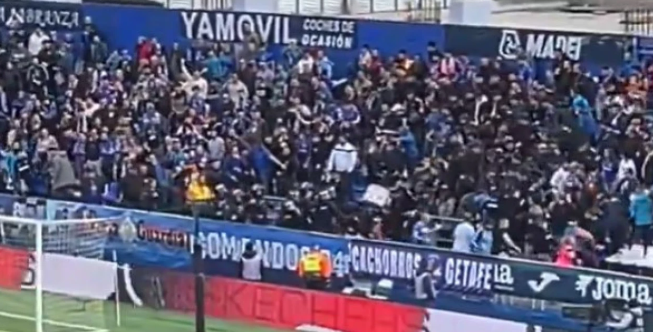 Άγρια επεισόδια μεταξύ οπαδών και αστυνομίας στις κερκίδες (ΒΙΝΤΕΟ)