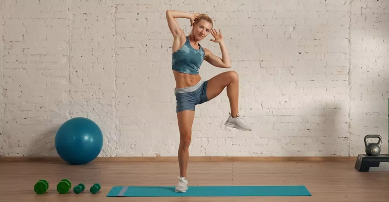 Η ιαπωνική άσκηση των 5′ που «καίει» λίπος, σμιλεύει κοιλιακούς και δυναμώνει τον κορμό