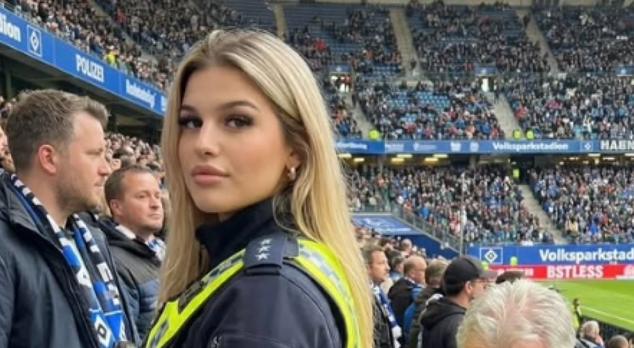 Εντυπωσιακή αστυνομικός έβαλε «φωτιά» σε γήπεδο στο Αμβούργο – Τη φωτογράφιζαν οπαδοί (ΦΩΤΟΓΡΑΦΙΕΣ)