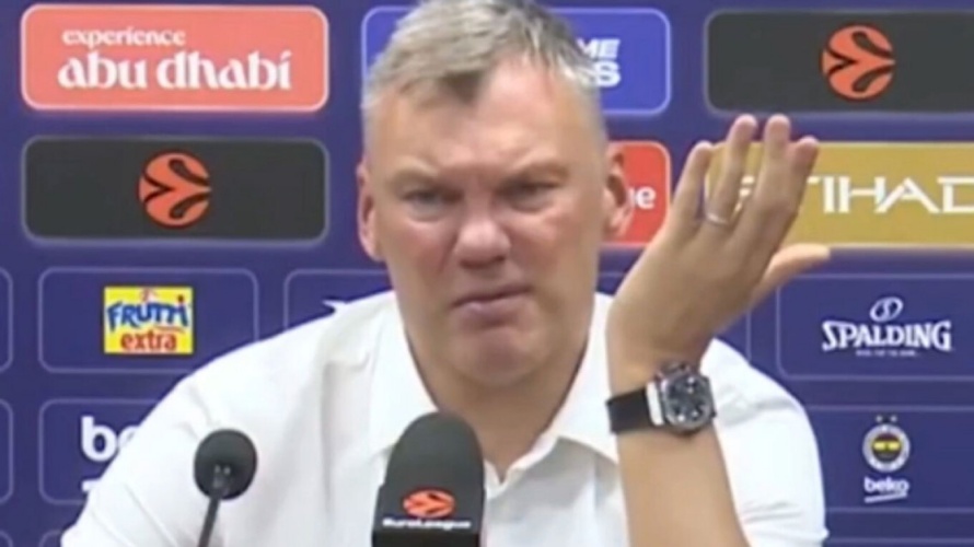 Η ενόχληση του Γιασικεβίτσιους με δημοσιογράφο που διάβαζε ερώτηση από κινητό: «Πήγατε σε σχολή...;» (ΒΙΝΤΕΟ)