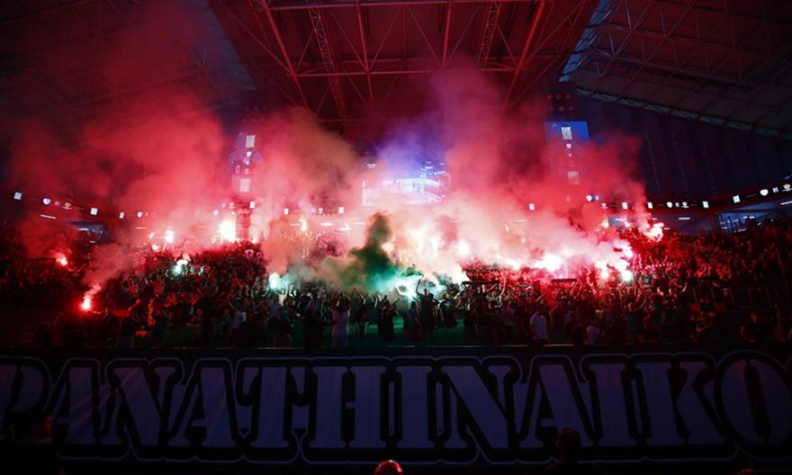 Στήριξη απ’ τον κόσμο του Παναθηναϊκού: Άναψαν καπνογόνα στο Telekom Center παρά την απώλεια του τίτλου!