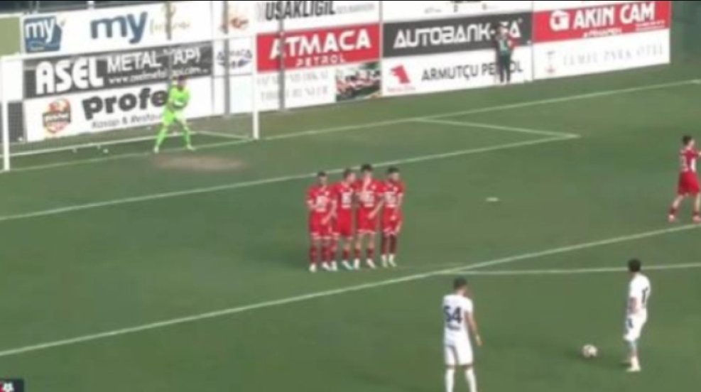 Φιάσκο με απευθείας εκτέλεση φάουλ που δεν μέτρησε ως γκολ! (ΒΙΝΤΕΟ)