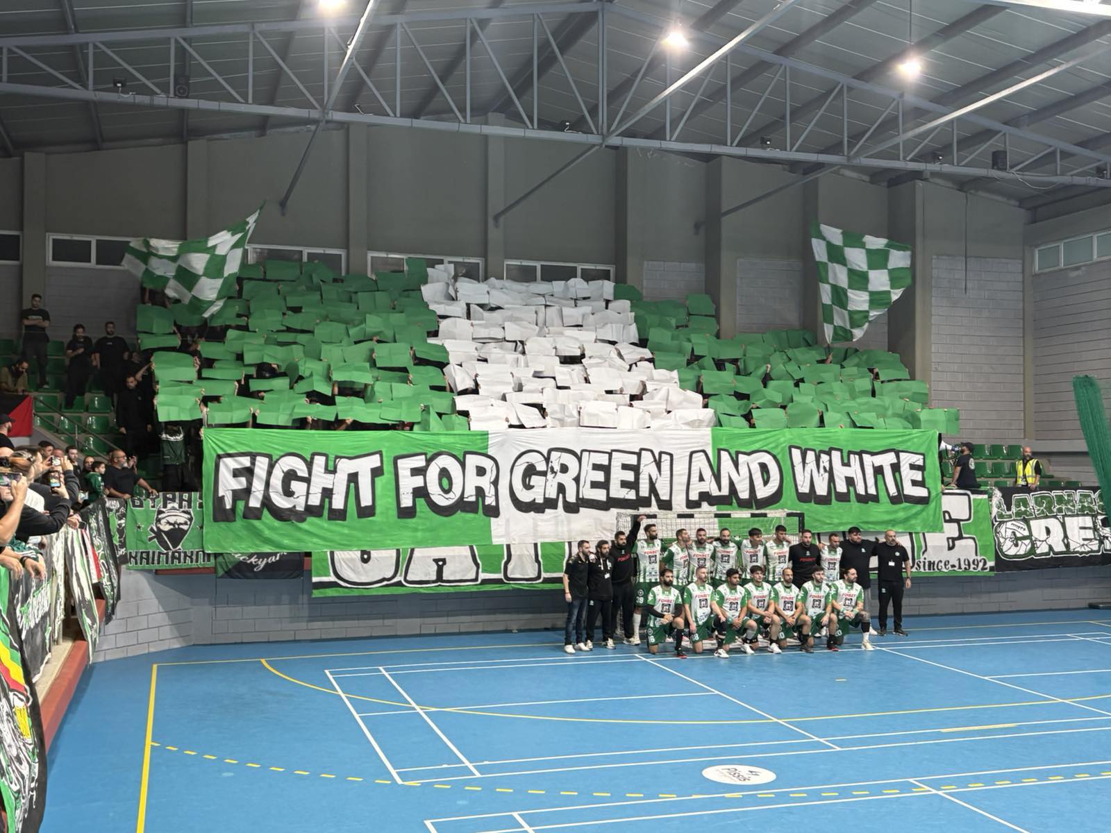 Θύρα 9: Φοβερές σκηνές στο κλειστό – ΒΙΝΤΕΟ από το ματς χάντμπολ της Ομόνοιας 29Μ