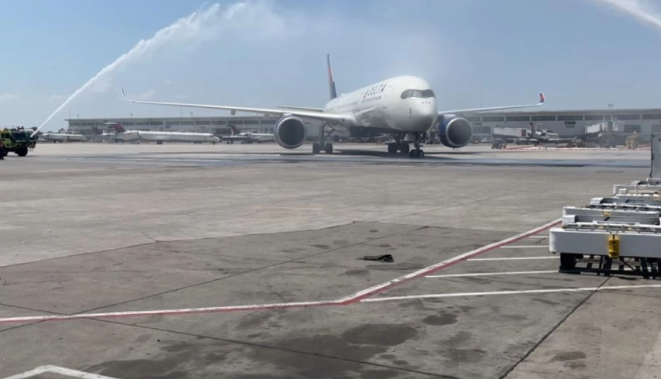 Ο παράξενος λόγος για τον οποίο τα αεροπλάνα ψεκάζονται με νερό πριν την απογείωση 