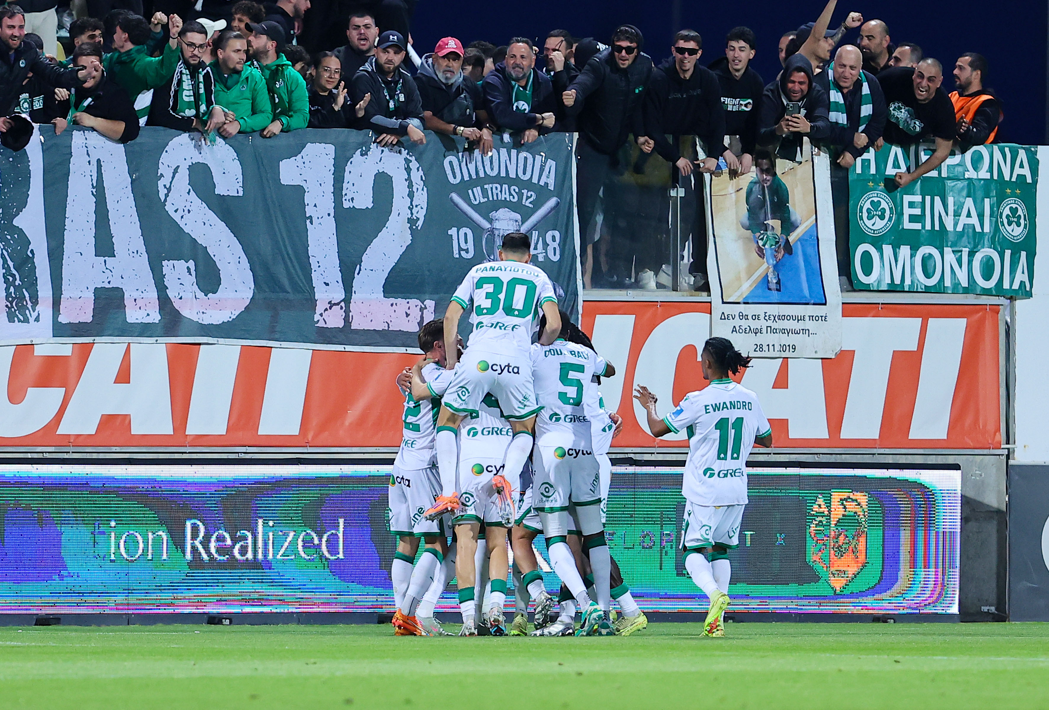 Η παρακάμερα της Ομόνοιας από το διπλό-τίτλου στην «Αρένα» (ΒΙΝΤΕΟ)