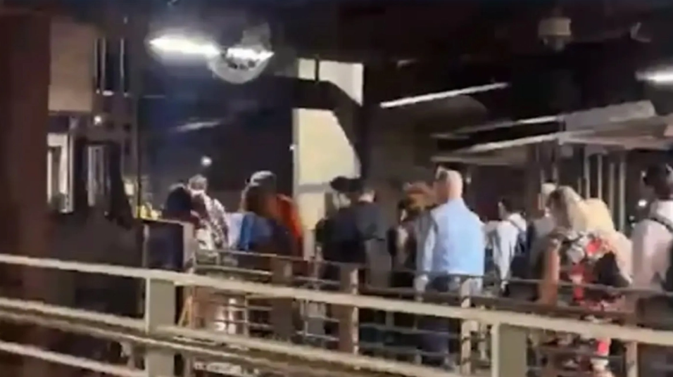 «Αυτή θα είναι η τελευταία σας μέρα στη Γη»: Πανικός σε τρένο της Νέας Υόρκης - Πηδούσαν από τα παράθυρα οι επιβάτες