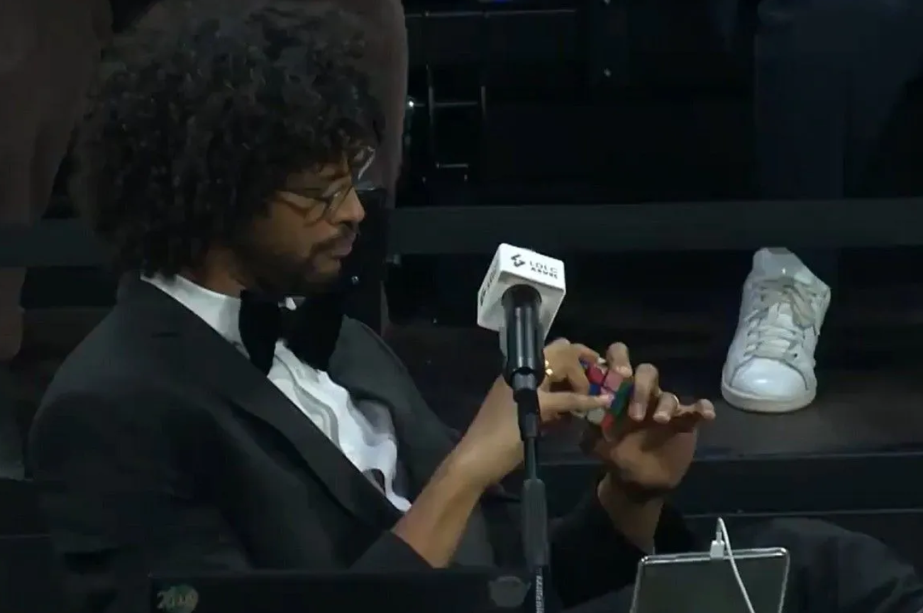 Ο εκφωνητής της Βιλερμπάν έλυνε κύβο του Ρούμπικ και διάβαζε εφημερίδα όσο οι διαιτητές συζητούσαν με τη γραμματεία