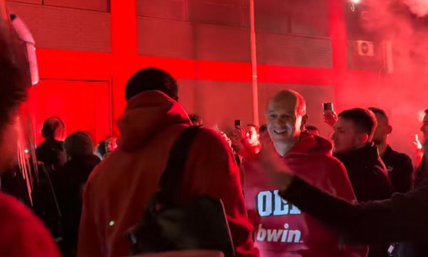 ΒΙΝΤΕΟ: Αποθέωση για την αποστολή του Ολυμπιακού στο ΣΕΦ μετά τη νίκη στο ντέρμπι, παρών και ο Γιώργος Αγγελόπουλος