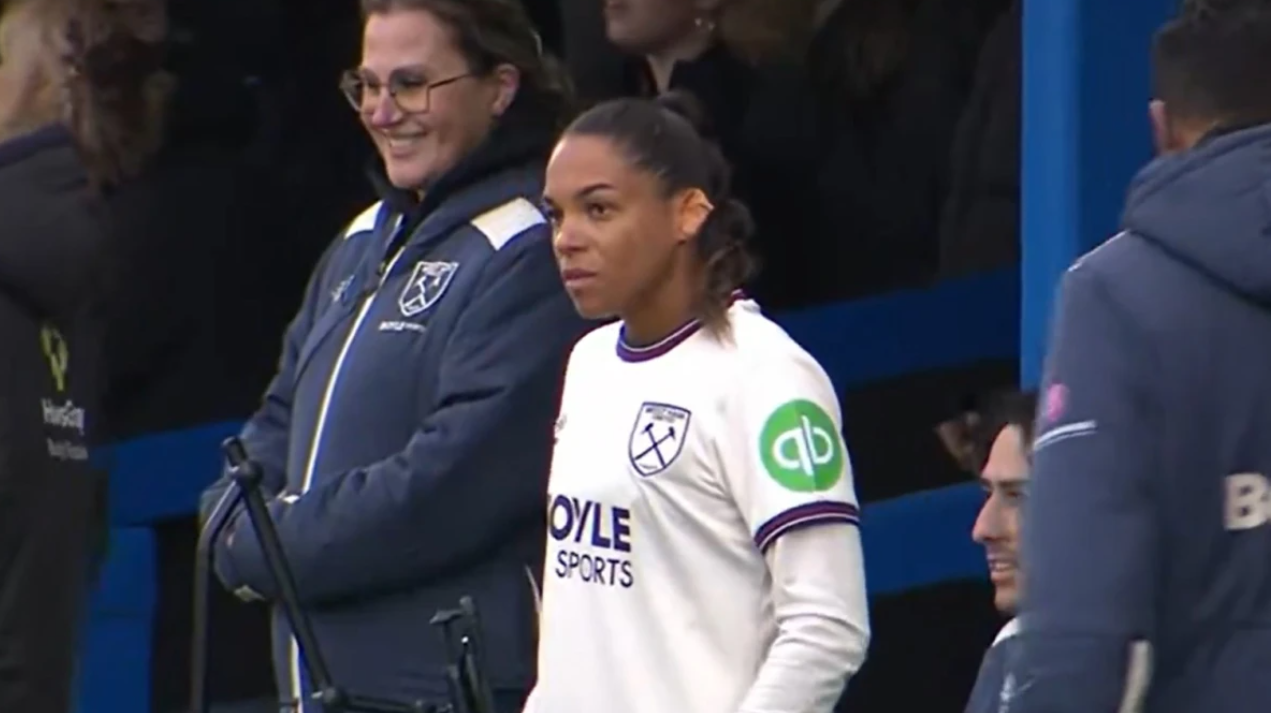 Ποδοσφαιρίστρια ήταν έτοιμη για το ντεμπούτο της, αλλά λογάριαζε χωρίς το... σκουλαρίκι της